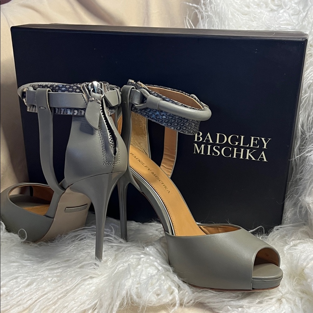 Badgley Mischka Elegant Gray Peep-Toe Heels, size 8.5